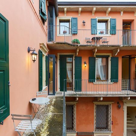 Domus Verona - Elegante Residenza Satiro Eksteriør billede